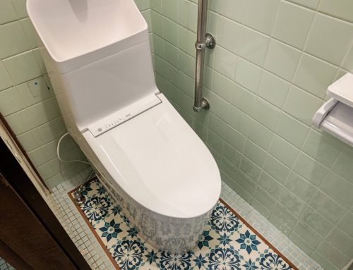 新しいトイレと古いタイルが融合する空間【和式トイレの洋式化リフォーム】