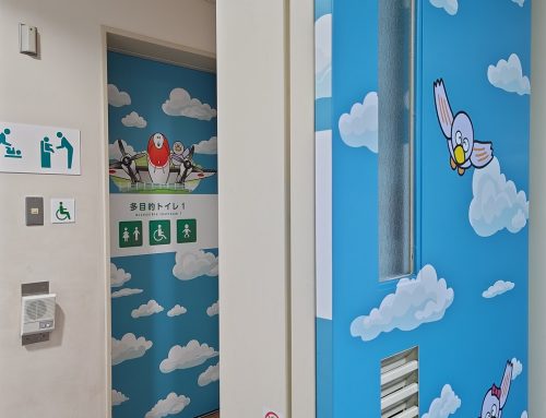 雲の上でお出迎え、親しみやすさをデザインしたトイレ扉【所沢航空記念公園】